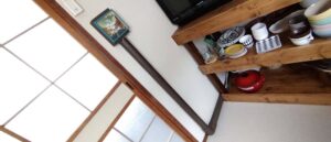 DIY初心者が塩ビパイプを使ってコード隠しをしてみたよ。めっちゃオシャレになった。